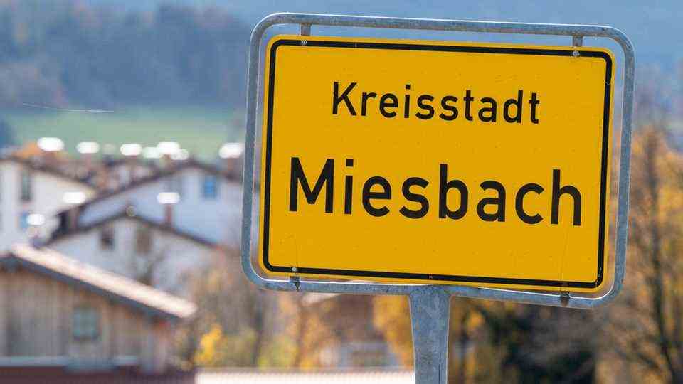 Das Ortsschild mit der Aufschrift "Kreisstadt Miesbach" steht an der Zufahrtsstraße zur Ortschaft