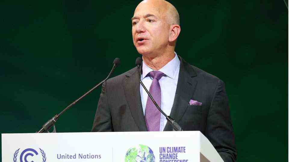 Jeff Bezos am Rednerpult während der Klimakonferenz in Glasgow
