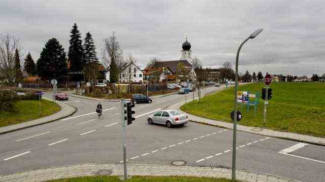 Traffic in Vaterstetten: A roundabout is already planned further south, where Dorfstraße is then called Möschenfelder Straße.