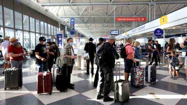 October 19, 2021: Air travelers line up at O ​​Hare International Airport s United Terminal on Sept. 17, 2021, in Chicago.