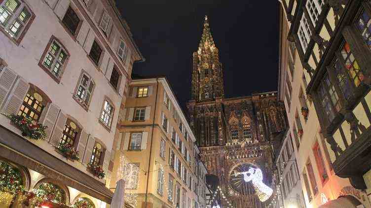 La cathédrale de Strasbourg pendant le marché de Noël en 2019. (JEAN-MARC LOOS / MAXPPP)