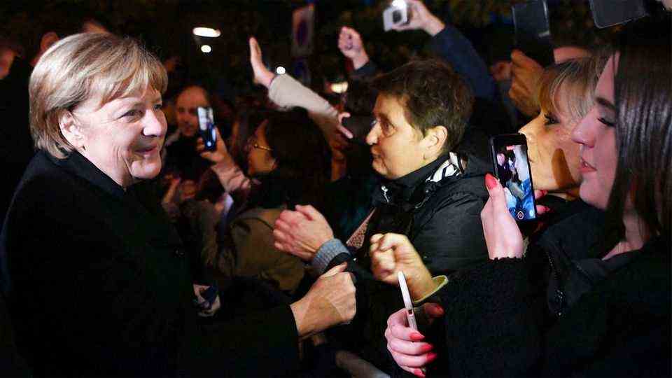 Selfies and "Fist bumps" with the Chancellor - Merkel is closer to the people than ever