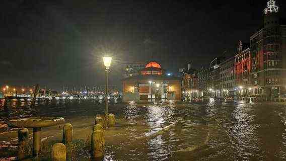The fish market in Hamburg is flooded during a storm surge.  © picture alliance / dpa Photo: Steven Hutchings