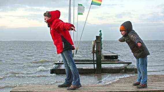 Jannis and Andre brace themselves against the wind on the beach of Dangast on Friday (02/01/2008).  The German Weather Service for the coastal region warns of further hurricane-force gusts.  © Carmen Jaspersen / dpa - report 