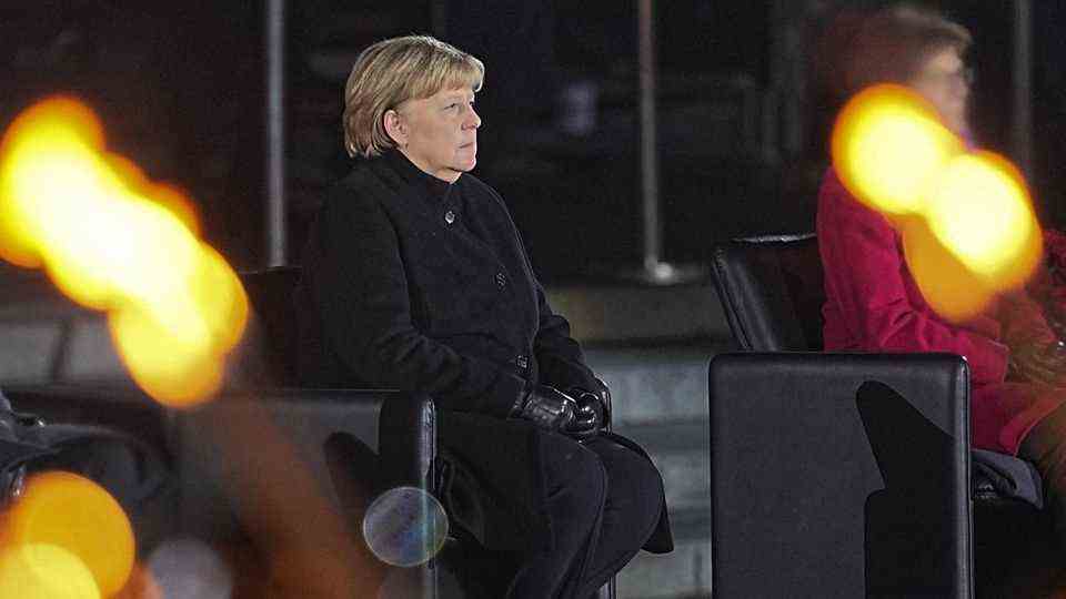 Chancellor Angela Merkel (CDU, left) is sitting when the Bundeswehr says goodbye