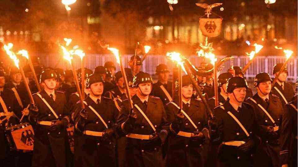 The image of soldiers with steel helmets and torches at the big tattoo caused massive criticism on social media