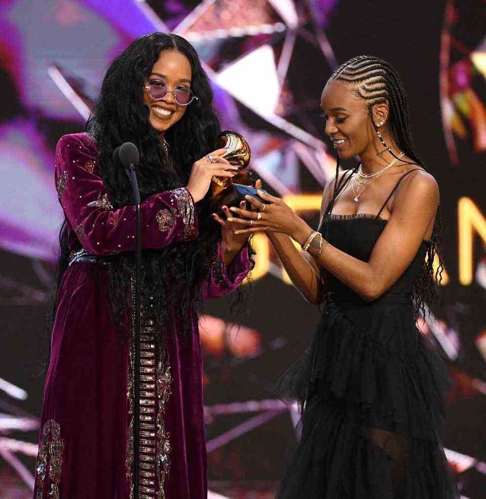 The past year was shaped, socially and also in pop music, by the Black Lives Matter movement, which picked up speed again after the death of George Floyd last May.  The singers HER and Tiara Thomas took the song "I can't breathe" up - after Floyd's last words.  For this they have now been awarded the Grammy for "Song of the year" excellent.