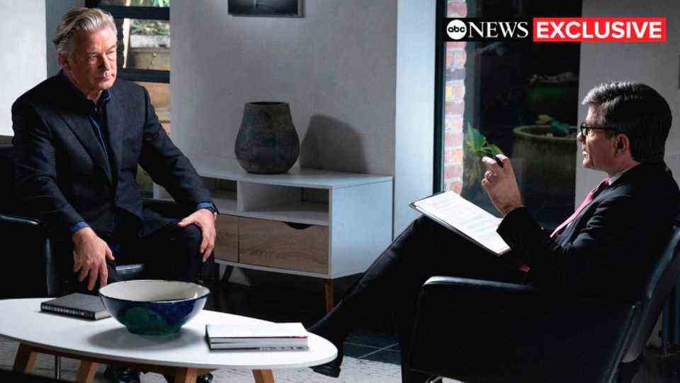 Alec Baldwin während des ABC-News-Interviews mit George Stephanopoulos, Co-Moderator von "Good Morning America"