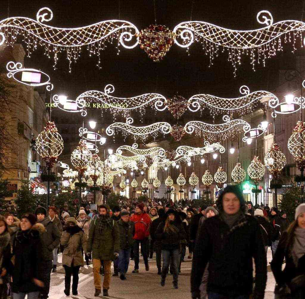 epa05658303 Christmas lights are set up on Nowy Swiat Street in the Old Town in Warsaw, Poland, 03 December 2016. EPA / PAWEL SUPERNAK POLAND OUT ++ +++ dpa-Bildfunk +++