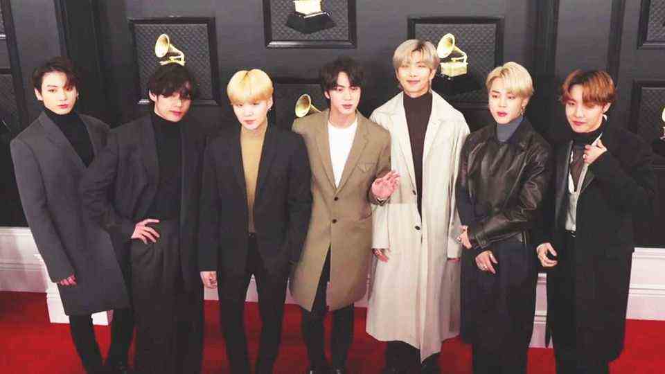 K-pop band has their picture taken on the red carpet