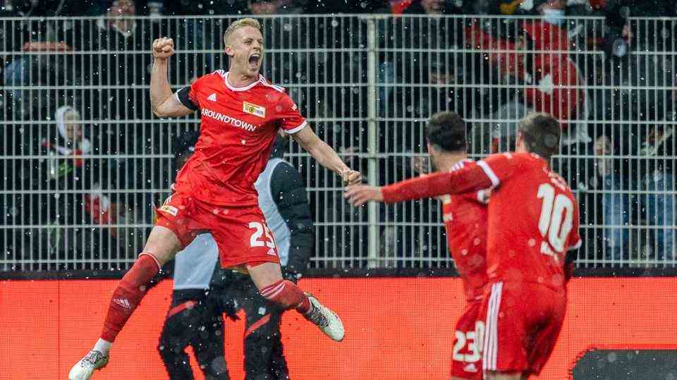 It started on Friday evening with the first fall of favorites: The runner-up RB Leipzig, plagued by corona worries, lost 1: 2 (1: 1) at 1. FC Union Berlin.  A lucky hit by Christopher Nkunku (13th minute) was not enough for RB and substitute coach Marco Kurth as Jesse Marsch's representative in the An der Alten Försterei stadium.  The iron jumped through the goal of their record shooter Taiwo Awoniyi (6th) and the premiere goal by Timo Baumgartl (57th) - here at the jubilee jump after his 2-1 - in front of 13,506 spectators in the meantime in fourth place.