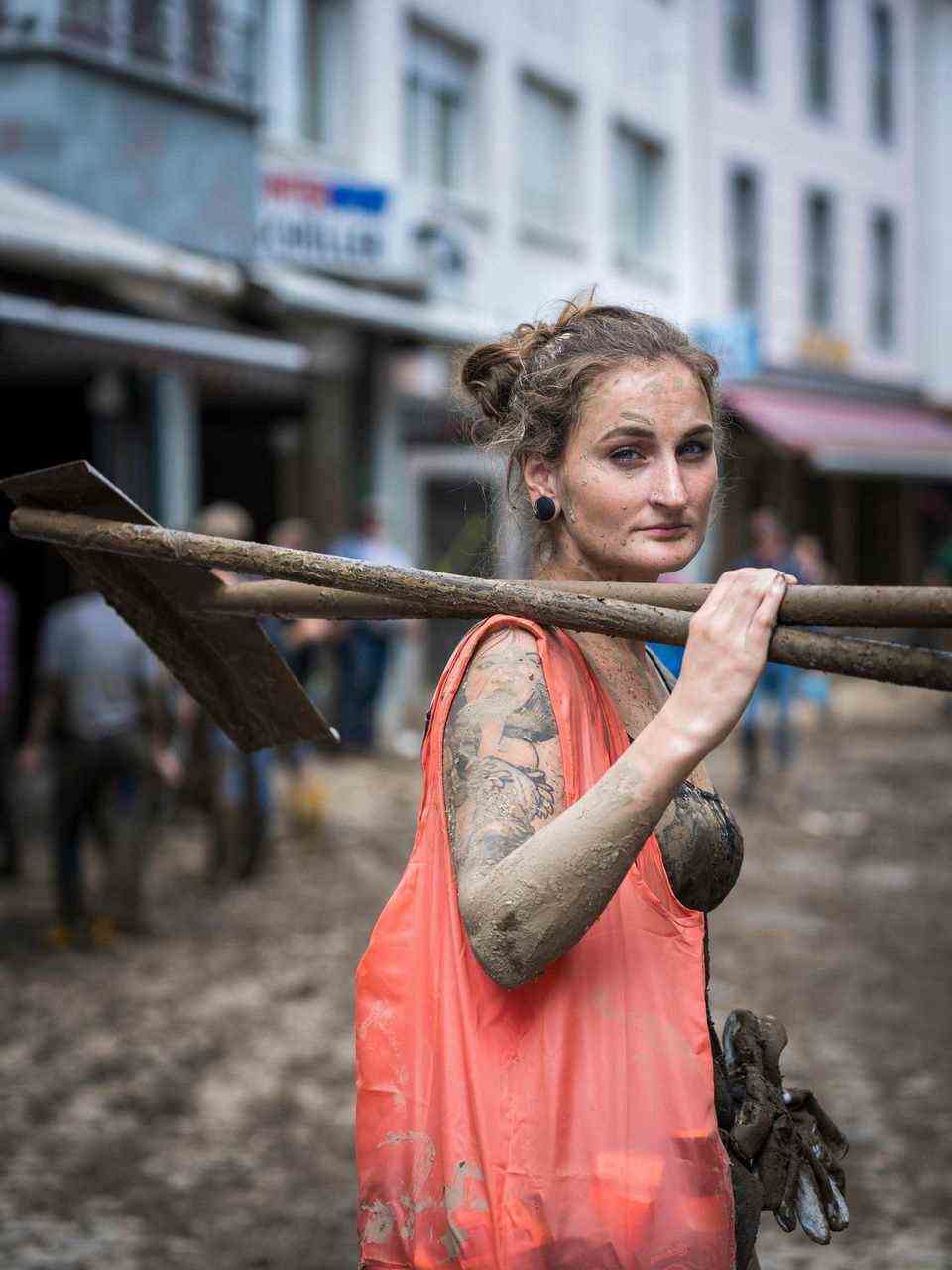 Jennifer Lambertz, 27, student from Bad Breisig Locations: Sinzig, Bad Neuenahr-Ahrweiler The young woman quickly got used to the smell of mud and engine oil.  Not the pictures of destruction.  Immediately after the flood disaster, she teamed up with neighbors, acquaintances and friends.  Together, often with 20 women and men, they cleared the flooded houses and cellars in Sinzig and Ahrweiler.  They took out possessions that were barely recognizable in the dirt: books and files, photo albums, cupboards, heavy stones, cuddly toys.  Jennifer Lambertz tried not to think about all the fates, the stories behind the objects that she threw on the rubble.  Even so, she was close to tears at times.  Her feet are in rubber boots for many days.  She had a backache from shoveling - like other helpers. "Lots of hands, quick end" - the saying had become the motto of the mission.  Jennifer Lambertz said: "The gratitude of the people is indescribable."