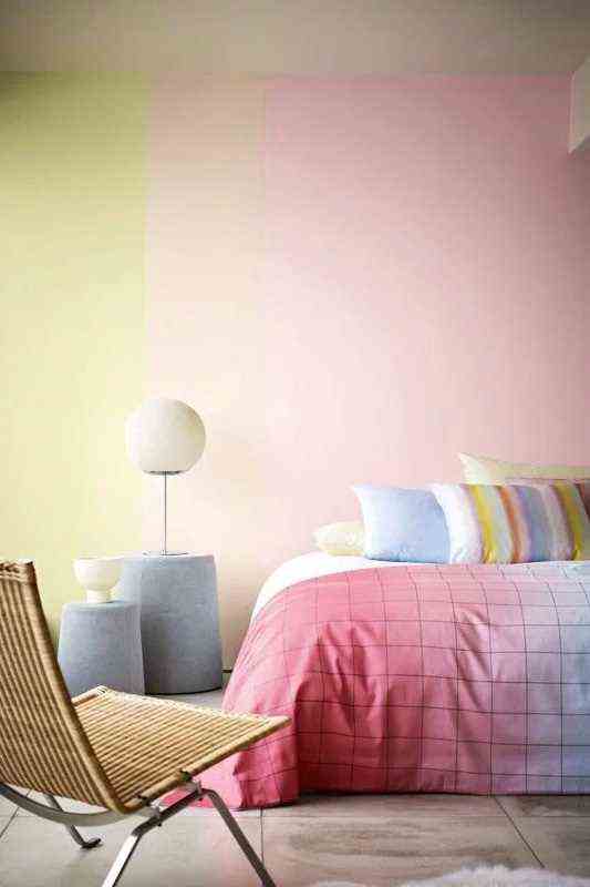 A pastel bedroom that does not lack relief 