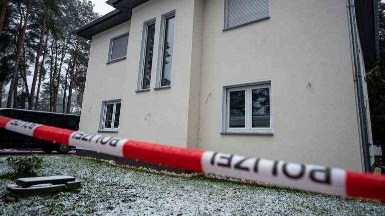 The single-family house in Senzig, where the dead parents and their three daughters were found on Saturday (Photo: picture alliance / dpa)