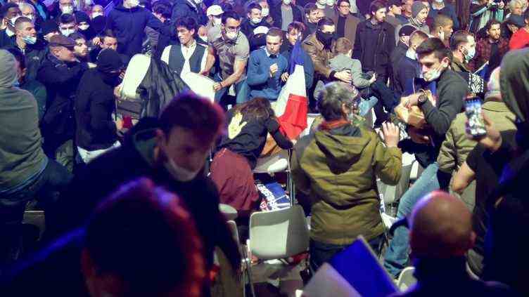 Une militante de SOS Racisme (au centre, une main jaune dans le dos) à terre après avoir été frappée par un homme lors du meeting d'Eric Zemmour à Villepinte (Seine-Saint-Denis), le 5 décembre 2021. (MAXPPP)