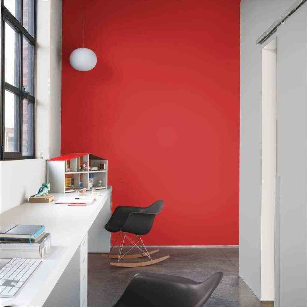 A bright and bright red to dress the hallway 