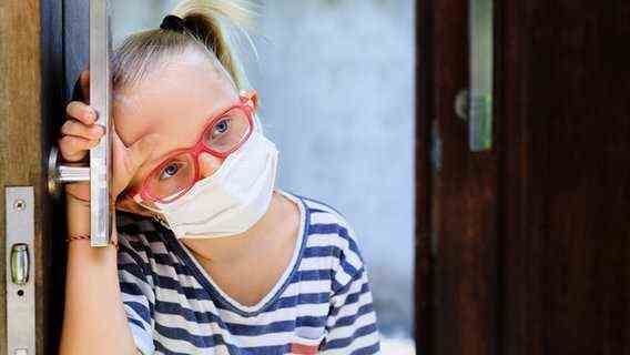 A young girl with a surgical mask © Colourbox 