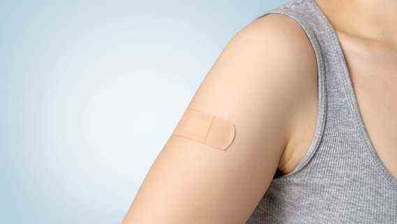 A band-aid is stuck to a young woman's arm.  © Colourbox Photo: Csaba Deli