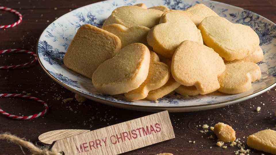 Butter cookies Ingredients: 600 g flour, 400 g butter (soft), 200 g sugar, 1 eggs, 1 packet of vanilla sugar, ½ pinch of cinnamon, possibly cocoa powder Preparation: Mix flour and baking powder and place on the work surface.  Add powdered sugar, vanilla sugar and butter, finely diced, and knead quickly.  Put the dough in the refrigerator for 30 minutes.  Roll out the dough about 0.5 centimeters thick on a parchment paper dusted with flour and cut out butter cookies.  Preheat the oven to 180 degrees (convection 160 degrees, gas level 2).  Put the baking paper with the biscuits on a tray and bake the butter biscuits in the preheated oven for about twelve minutes until golden brown.  Decorate the butter cookies with icing and decorate with sugar pearls.