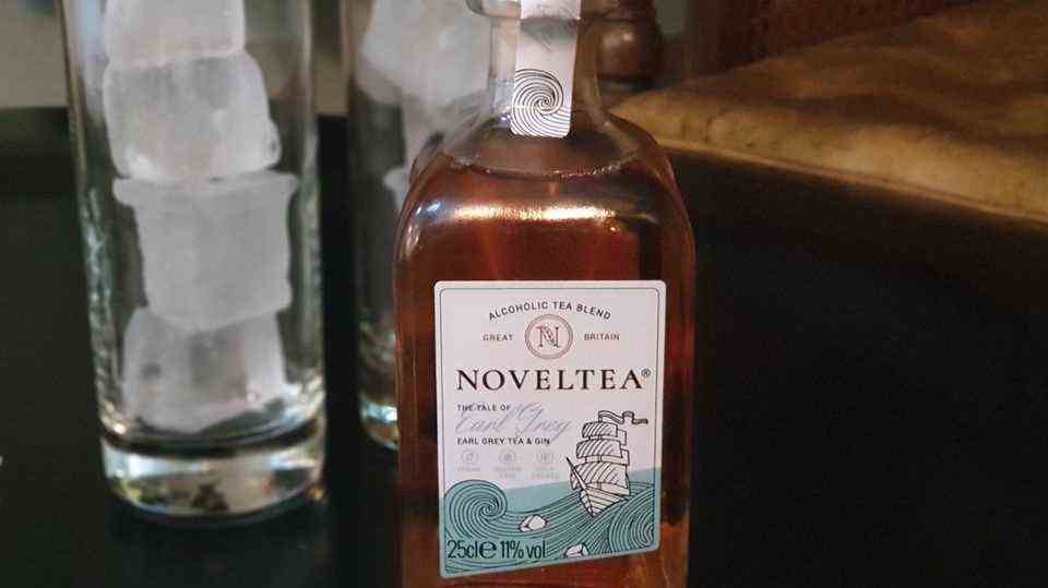 Noveltea is already famous in Great Britain - at least among viewers of "Dragon Den", the UK twin of "The lion's den".  There was no deal there because the founders didn't want to part with so much company shares for so little pound.  But money came into the till through a crowdfunding campaign: the Noveltea duo collected 342,000 pounds.