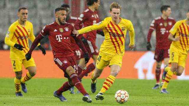 lr: in a duel, action, with Corentin Tolisso 24 (FC Bayern Muenchen) and Frenkie de Jong 21 FC Barcelona, ​​Barca, FC