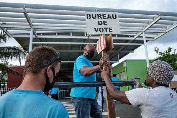 Les employés de la municipalité ont mis en place un bureau de vote avant le référendum sur l'indépendance à Nouméa, sur le territoire français du Pacifique Sud de la Nouvelle-Calédonie, le 10 décembre 2021.