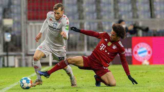 lr: in a duel, action, with Silvan Widmer 30 (1. FSV Mainz 05) and Leroy Sane 10 (FC Bayern Muenchen), FC Bayern Mue