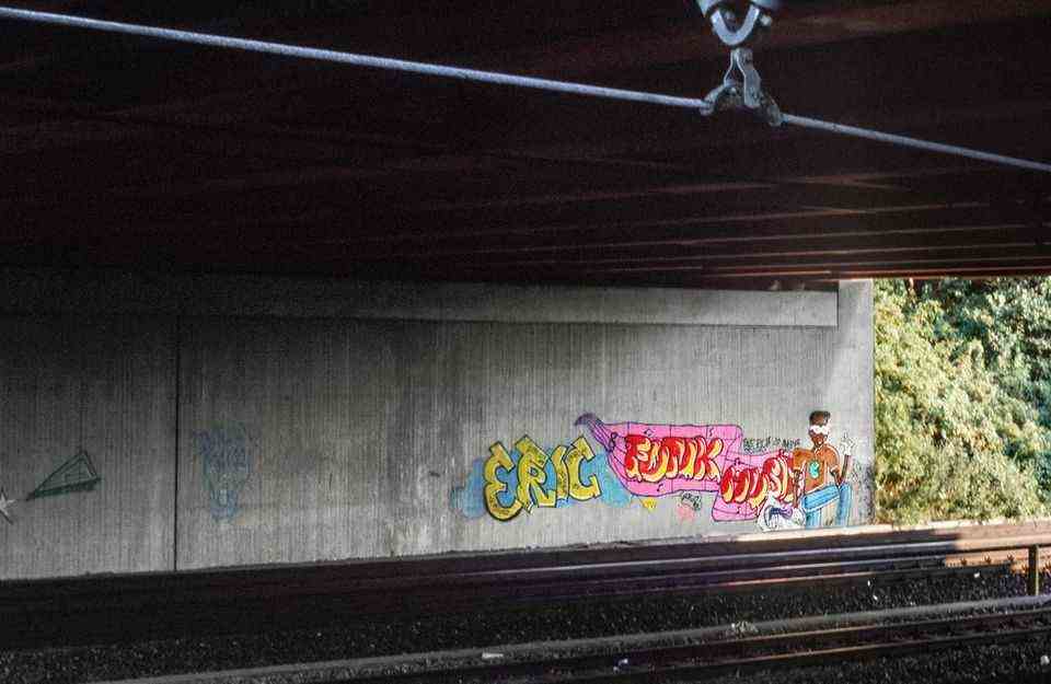 Colorful instead of gray While all the walls along the railway line have long since been colorfully painted, the bright colors of the graffiti in the 1980s stood out particularly blatantly against the empty, gray walls.  No wonder works like this one by Eric from 1987 stuck in the memory of many sprayers as classics