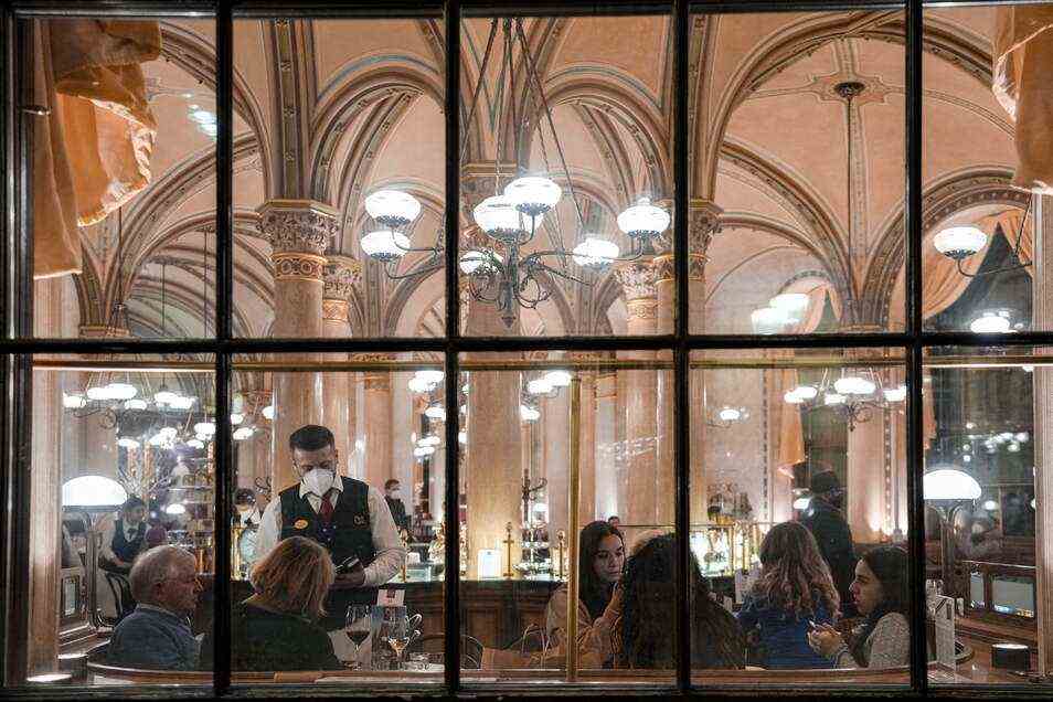 Österreich, Wien: Gäste sitzen in einem Café.