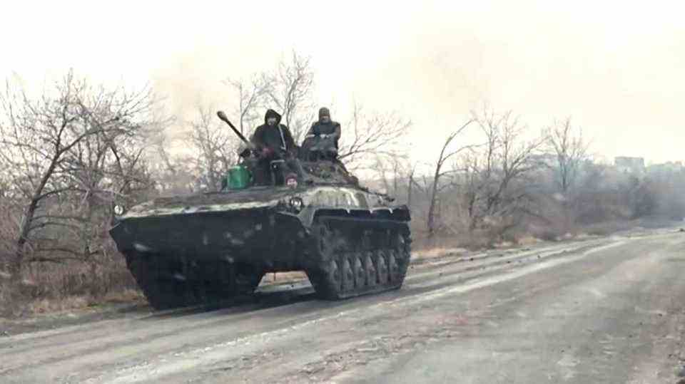 Russia-Ukraine conflict: a tank drives on the road in eastern Ukraine