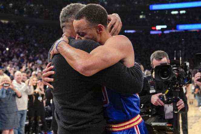 Stephen Curry in his father's arms after breaking the NBA regular-season three-point baseline record on December 14, 2021, in New York City.