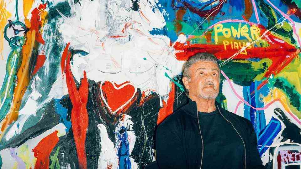 Stallone in Hagen in front of his colorful and abstract painting "Lucy In The Sky With Diamonds"