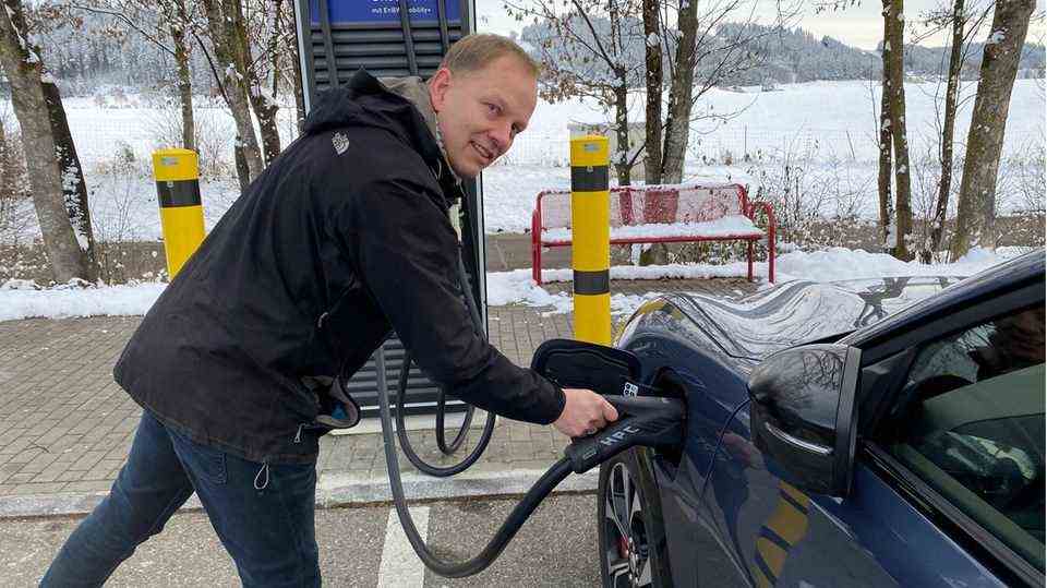 Stern reporter Jan Boris Wintzenburg charges the electric car