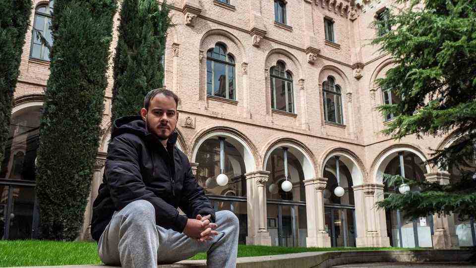  Image 1 of 9 of the photo series to click: The rapper withdrew to the University of Lleida at the weekend to attract media attention...