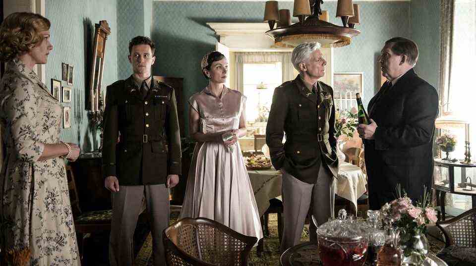The ARD series "A touch of America" takes place in the fictional small town of Kaltenstein in the Palatinate.  The most powerful man in town is the mayor Friedrich Strumm (Dietmar Bär).  When the Americans settled in the town and built barracks, he welcomed Colonel McCoy (Philippe Brenninkmeyer, 2nd from left) and his wife Amy (Julia Koschitz, center) to ensure that business continued to run smoothly.