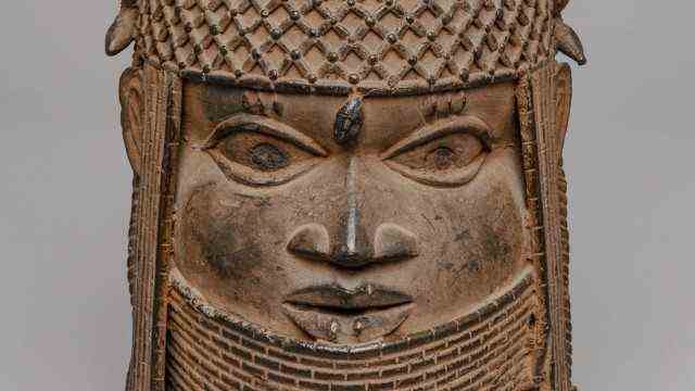 Benin bronzes: memorial head of a king from Benin, Nigeria, 16th century
