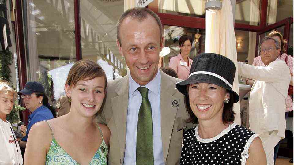 Friedrich Merz with his wife Charlotte and daughter Constanze at the Oppenheim Union race in summer 2006