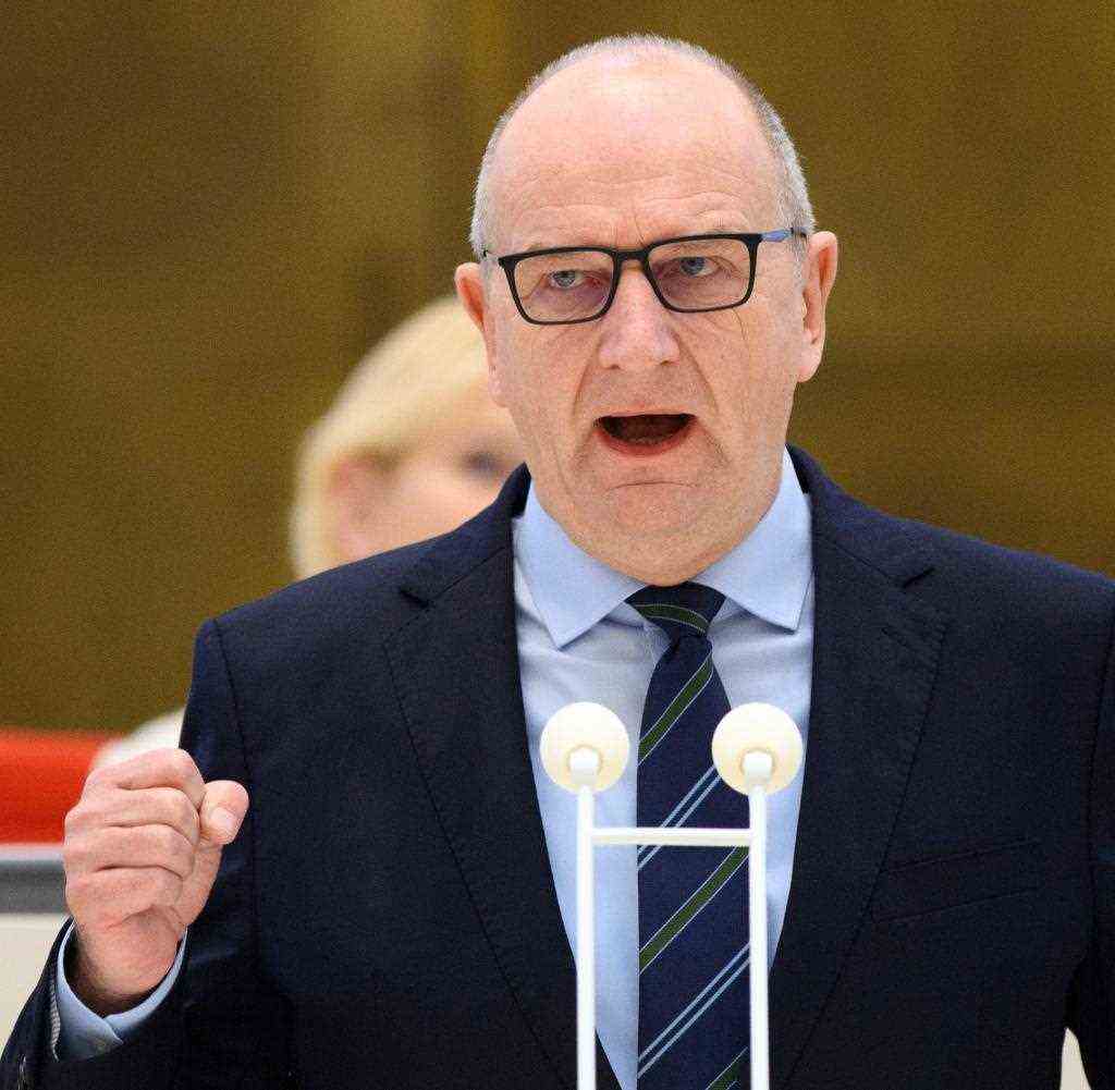 Ministerpräsident von Brandenburg Dietmar Woidke (SPD) sagt, es müsse deutlich gemacht werden, dass „die Extremisten in der Minderheit sind“ und die Gesellschaft sich nicht auseinanderdividieren lasse