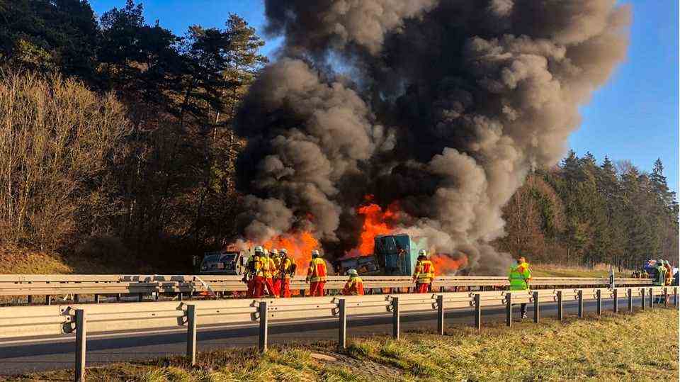 Serious accident on the A3: After a truck crashed into a military convoy, several vehicles caught fire