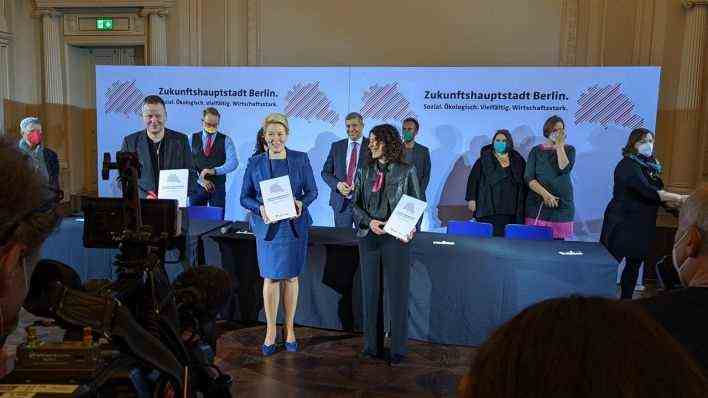 The SPD, the Greens and the Left sign a coalition agreement in Berlin.  (Source: rbb)