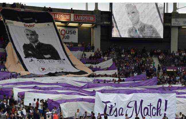 The famous Tinder tifo of the Indians Tolosa, a group of TFC supporters, in honor of coach Pascal Dupraz, in August 2016 at the Toulouse Stadium.