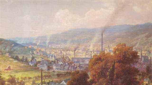 Abfall in Städten: Die Textilfabriken am Ufer der Wupper befeuerten die Entwicklung zur neuzeitlichen Massenproduktion - inklusive des Massenabfalls. Das Bild zeigt das hochindustrialisierte Städtchen Barmen, das später in Wuppertal aufging, um 1870.