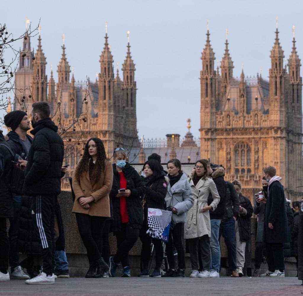 Briten in einer Schlange vor einem Booster-Zentrum in London
