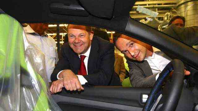 Automobilindustrie: Olaf Scholz, damals Bundesarbeitsminister, und Heiko Maas (rechts), Vorsitzender der SPD-Fraktion im saarländischen Landtag, im Sommer 2009 beim Besuch des Werkes in Saarlouis.