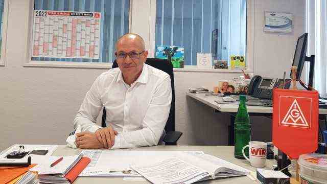 Automobilindustrie: Betriebsrat Markus Thal in seinem Büro. An seinem Fenster klebt das "S".