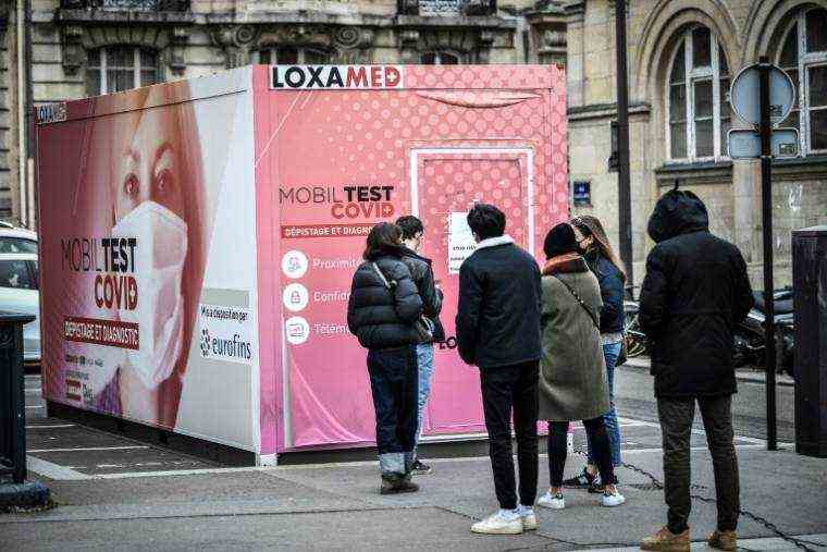 People wait to be tested for Covid-19 on December 23, 2021 in Paris (AFP / STEPHANE DE SAKUTIN)