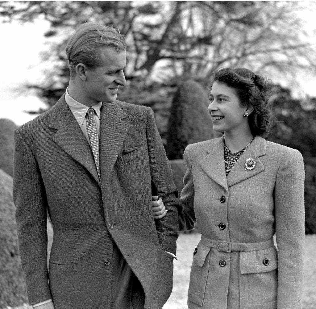 In this picture, too, taken in 1947 after the marriage of the then aspirant to the throne and the duke, Elizabeth wears the brooch