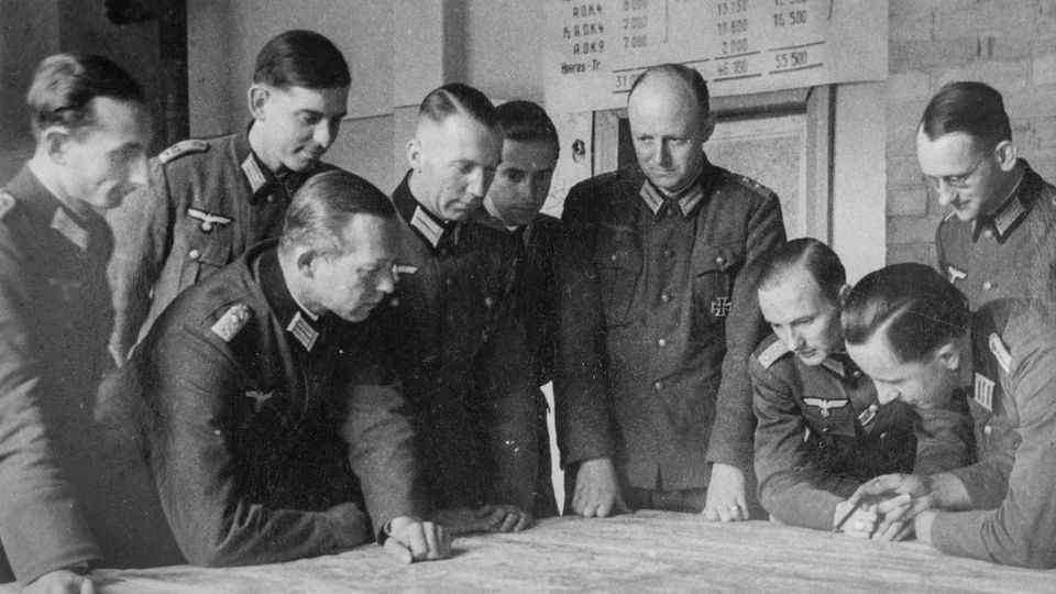 Tresckow (4th from right) gathered Hitler's opponents in the Army Group Center: Ewald-Heinrich von Kleist can be seen in the picture on his left, Fabian von Schlabrendorff on the far right