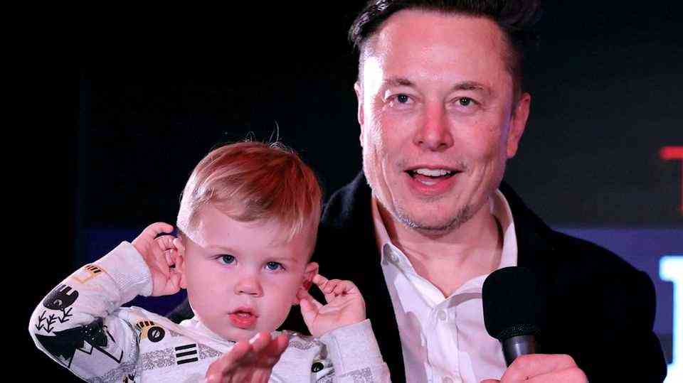 Elon Musk shows his son X AE A-XII at the award ceremony