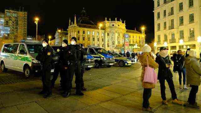 Munich city center: In numerous places, like here at Stachus, the police are present on Wednesday evening.